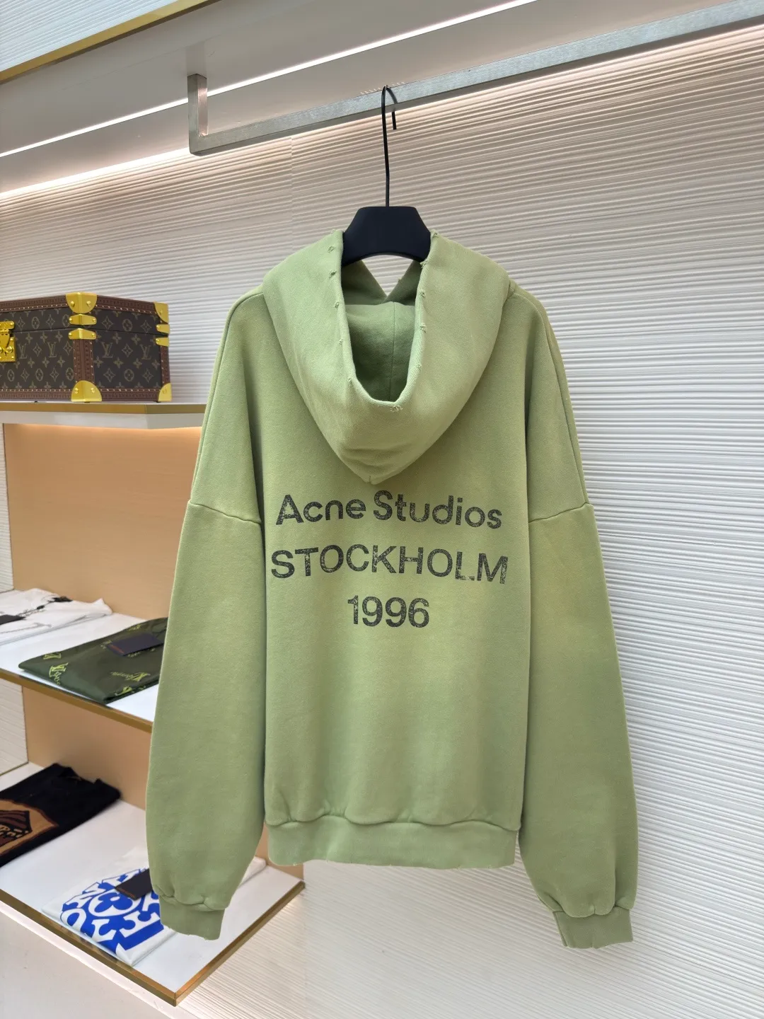 Acne Studios 1996 distressed printed hooded sweatshirt ●Item number: 1680617-A85 ●Material: pure cotton fabric ●Technology: printing production ●Version: loose fit ●Weight: about 920 grams ●Size: S-M-L-XL ●Description: The fabric is made of custom-made pure cotton, washed with distressed and dirty gradient techniques, printed on the back, and the overall wiring is straight and delicate. The fabric is comfortable and soft, with consistent colors and no color difference. It can be matched with the same style to create a fashionable look and control various occasions. Customized accessories, complete with three standards, same style for men and women!